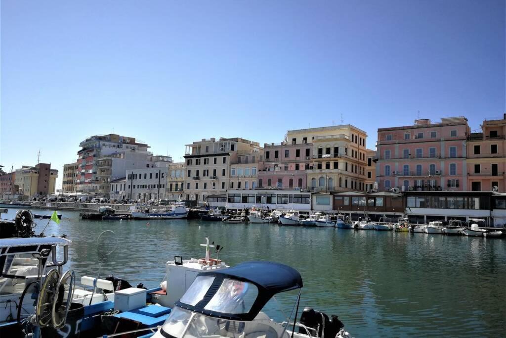 Christy Suite Elegante Appartamento Nel Centro Storico Di Anzio Bagian luar foto